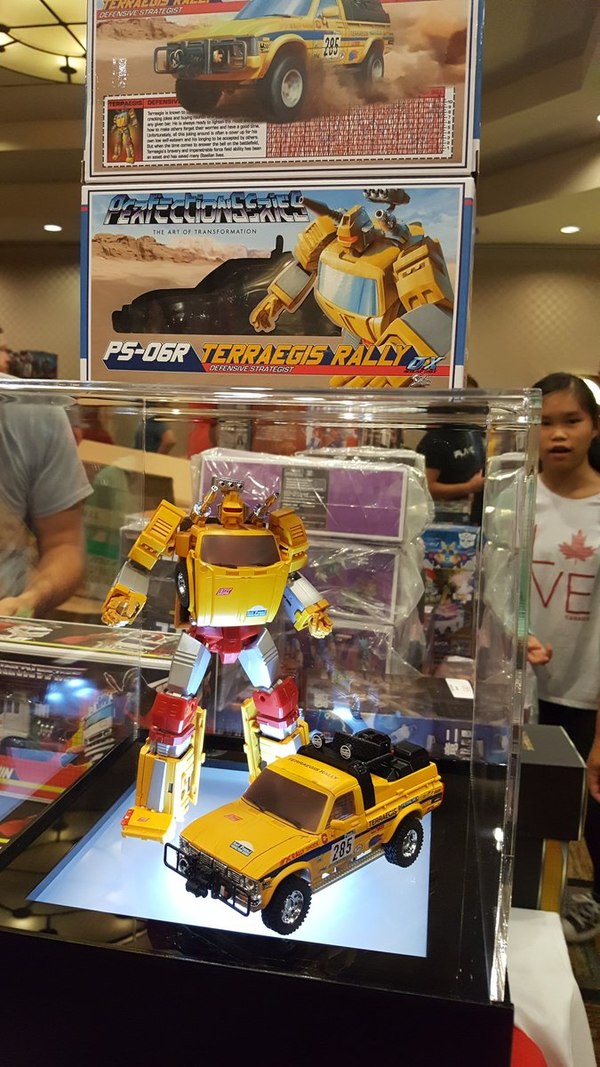 TFCon Toronto   Dealer Room Images Show Unofficial Bulkhead MTMTE Thunderclash Fall Of Cybertron Megatron More  (19 of 30)